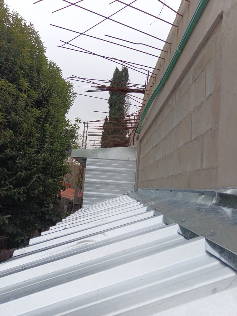 Alero de Chapa Trapezoidal en Galpón - D&L Construcciones